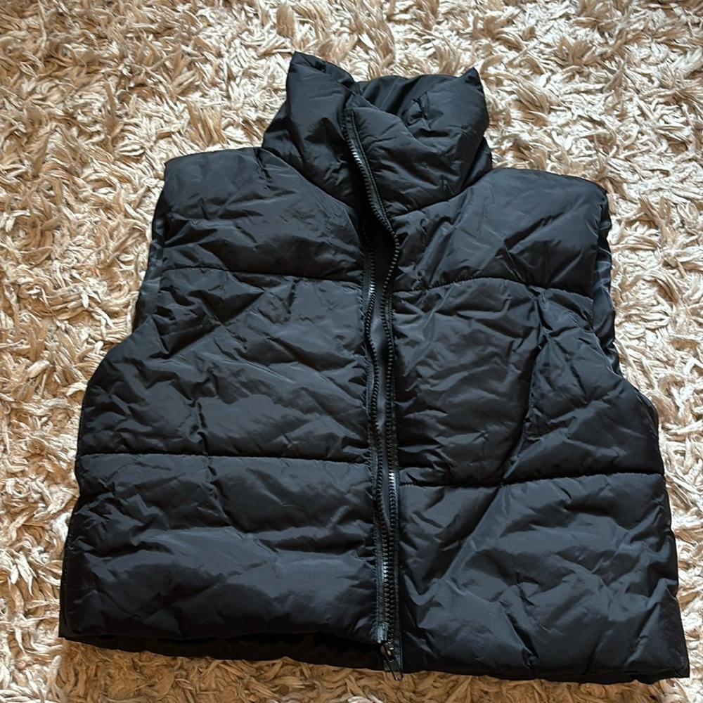 NWOT - Women’s black thick puffer vest in size Medium